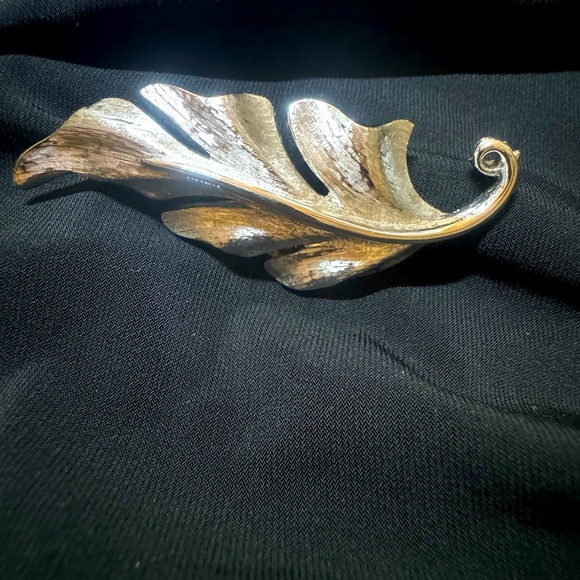 Beautiful Leaf Brooch - Picture 5 of 7